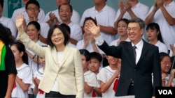资料照:台湾新总统蔡英文和副总统陈建仁在就职典礼上挥手致意(2016年5月20日)