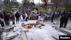 日本共同社发布的这张照片显示,2024年1月1日,日本石川县金泽小野吉神社的鸟居门因地震而倒塌。(Kyodo via REUTERS)