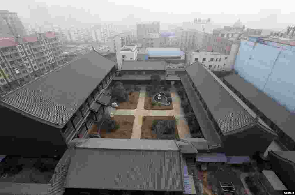 谷俊山在河南的未建造完的大宅(2014年1月19日) 。美国之音中文网的问卷曾出题目“被剥夺中将衔而判死缓的谷俊山该杀吗?”投票者有861人选择“该,不杀不足以平民愤,成克杰也曾被杀”,有303人选择“杀之妨碍让其他贪官揭发求生,也可能逼反在职贪将”,还有449人认为“难说,或两可,他死有余辜,但留活口或有益”。