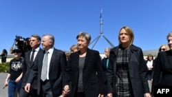 澳大利亚外交部长黄英贤(中)