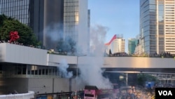 香港警方2019年8月5日下午向金钟政府总部外的示威者发射催泪弹 (美国之音海彦拍摄)
