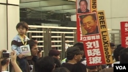 2010年刘晓波获得诺贝尔和平奖后香港民众要求北京当局释放刘晓波并让他出国领奖(美国之音黎堡拍摄)