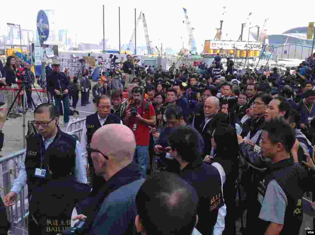 高等法院执达主任在金钟中信大厦展开清理障碍物行动(美国之音海彦拍摄)