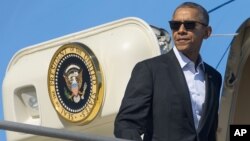美国总统奥巴马在洛杉矶国际机场登上空军一号,前往加州参加东南亚国家联盟(东盟)的10国领导人在加利福尼亚州举行的历史性峰会(2016年2月12日)