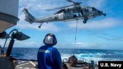 美国海军2019年12月31日在菲律宾海展开训练(美国海军照片)