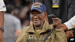 去年，奥弗顿被誉为最年长的美国二战退伍老兵 （2017年3月23日美联社）