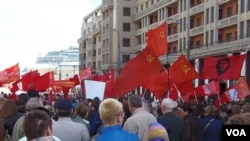 2013年5月1日,俄罗斯共产党莫斯科市中心集会时红旗招展。 (美国之音白桦拍摄)
