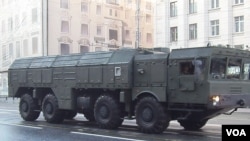 2014年4月29日莫斯科红场阅兵彩排中莫斯科街头的伊斯康德尔-M导弹(美国之音白桦拍摄)