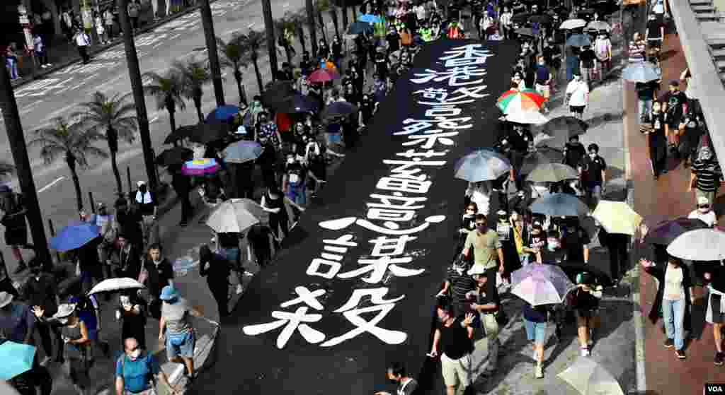 数以千计香港人参与10月5日全民蒙面游行，反对当局实施&quot;禁蒙面法&quot; (美国之音汤惠芸拍摄)