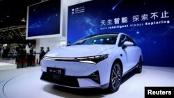 Sebuah mobil listrik Xpeng P5 terlihat ditampilkan selama pameran "Auto Shanghai" di Shanghai, China (foto: dok).