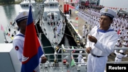 柬埔寨海军士兵在西哈努克省云朗海军基地举行的移交仪式上在一艘中国海军巡逻舰上升起柬埔寨国旗。(2007年11月7日)