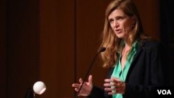 鲍尔大使说,“释放20人”倡议得到国会两党支持 (美国之音记者章真拍摄)