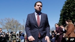 国会众议员、众议院情报委员会主席努涅斯与美国总统川普会晤后,离开白宫(2017年3月22日)