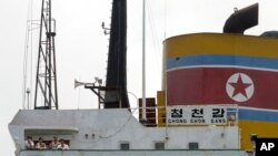 在巴拿马科隆城附近停靠的朝鲜货船清川江号。（2014年2月12日）