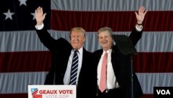 美国当选总统川普和肯尼迪一起出现在路易斯安那州的竞选集会上(2016年12月9日)。
