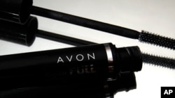 图为2010年7月28日在麻萨诸塞州北安多弗展出的一款雅芳眼睫毛膏。2014年12月,美国证监会和美国司法部裁定雅芳在中国违反《反海外腐败行为法》,将向雅芳收取超过1.3亿美元的罚款。