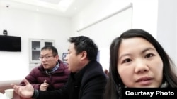 许艳和常伯阳(左)及谢阳两位律师在公安局内