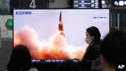 韩国民众正在观看朝鲜发射弹道导弹的新闻(2021年三月二十六号)