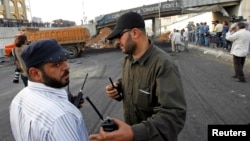 资料照:真主党成员在贝鲁特的街道上使用对讲机。