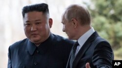 Presiden Rusia Vladimir Putin, kanan, menyambut pemimpin Korea Utara Kim Jong Un dalam pembicaraan mereka di Vladivostok, Rusia, Kamis, 25 April 2019. (Foto: AP)