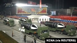 资料照:朝鲜在平壤举行的阅兵式上展示武器军备。(2021年1月14日)