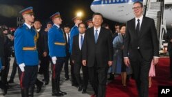 中国国家主席习近平2024年5月7日晚间抵达贝尔格莱德,塞尔维亚总统亚历山大·武契奇(Aleksandar Vucic)亲自到机场迎接。 (塞尔维亚总统新闻室照片)