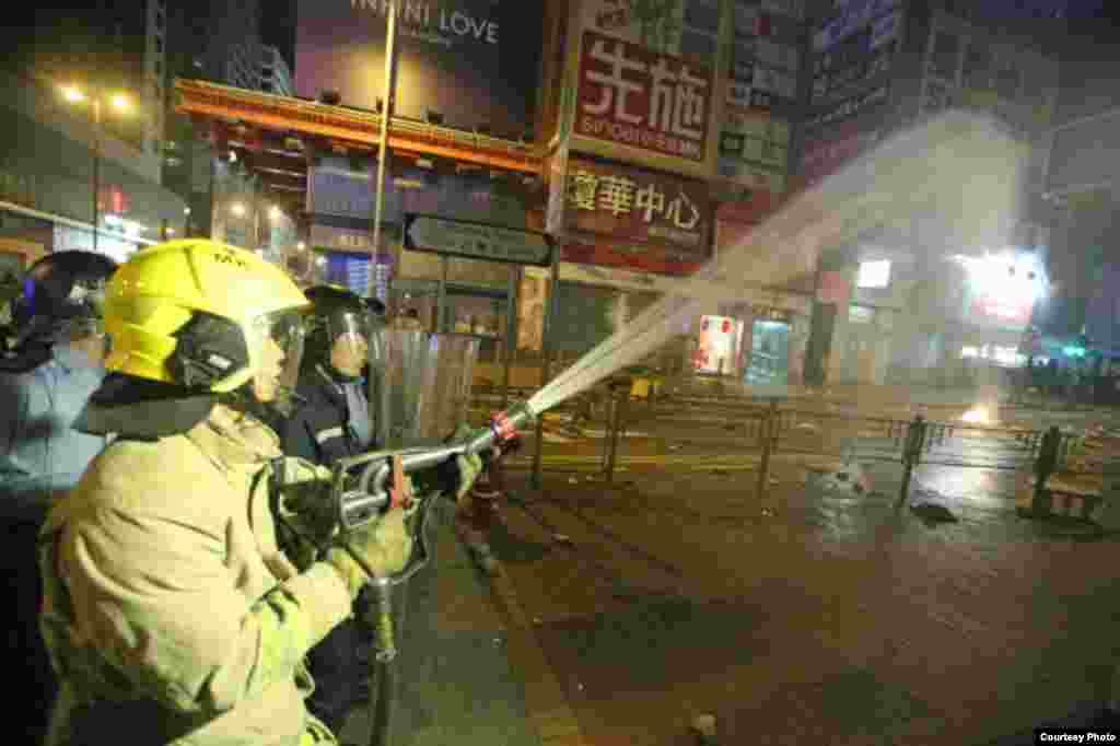 旺角街头夜市大年初一晚爆发激烈警民冲突 (苹果日报)