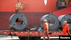 江苏省连云港的工人在向货轮上装运出口钢材。(2020年5月27日)