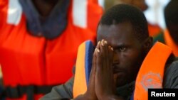 Mỗi năm, hàng vạn di dân từ Trung Đông và Bắc Phi tìm cách tới Italia và Hy Lạp trên những chiếc tàu nhỏ bé và quá tải. Hàng ngàn người đã thiệt mạng trên đường vượt biên.