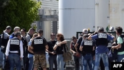 2015年6月26日法国警方在里昂附近圣昆廷-法拉维耶一家工厂入口处守卫。