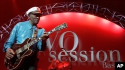 Marehemu  Kobe Bryant alipokuwa akichezea timu ya mpira wa vikapu ya Los Angeles Lakers wakati wa michuano ya mchezo wa tano wa Timu ya NBA huko Los Angeles, Aprili 27, 2010.REUTERS/Lucy Nicholson (UNITED STATES - Tags: SPORT BASKETBALL<br />
<br />
 