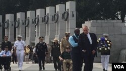 2015年9月2日,前美国参议院多数党领袖多尔等人在华盛顿二战纪念园举行打败日本的胜利日纪念活动。(美国之音杨晨拍摄)