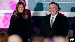 第一夫人梅拉尼娅·特朗普和蓬佩奥国务卿出席国际妇女勇气奖颁奖礼并向获奖者颁奖(2020年3月4日)