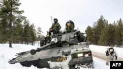 与芬兰部队一起受训的来自瑞典博登诺尔兰旅的瑞典士兵。(2024年3月5日)