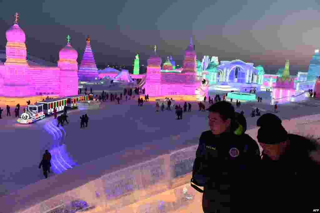 2018年1月5日,哈尔滨冰雪雕塑节开幕,人们参观冰雪世界。