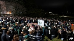 美国密歇根州立大学校园为2023年2月13日枪击案遇难者举行追思会。(美联社)