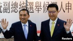 2023年11月24日,来自主要反对党国民党的台湾总统候选人侯友宜和副总统候选人赵少康在台北参加竞选活动。(路透社照片)