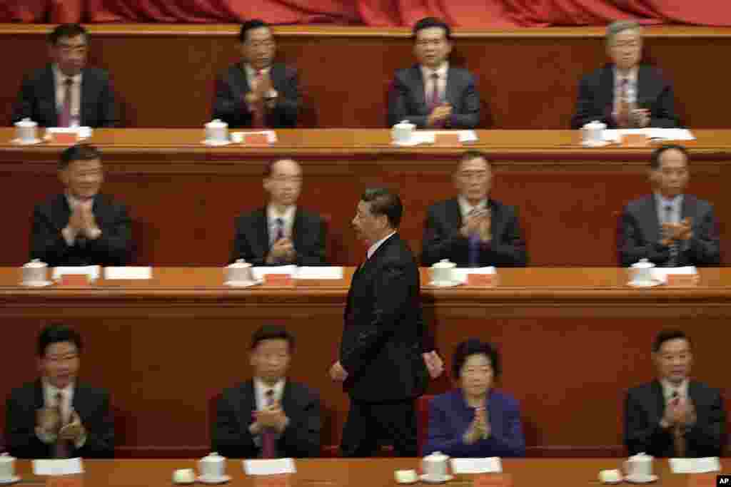 中国国家主席习近平在北京人民大会堂举行的解放军建军90周年大会上。在人们的掌声中走向讲台,发表讲话 (2017年8月1日)。如果中共恢复党主席,习近平将身兼党政军三个主席。中共的前三位主席是毛泽东、华国锋、胡耀邦。1982年9月1日,中共召開十二大,修改党章,取消中央委员会主席职务,所以党内最高职务变为总书记。 “中国战略分析”杂志社社长李伟东说 ,这是党内走向某种民主的趋势,而今习近平要重回主席位置,就是要回归毛式的个人大权在握,实现高度集权。1945年6月19日,中共中央举行第七届一中全会,选举毛泽东为中国共产党中央委员会主席,此后毛泽东终身担任党主席职务。