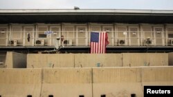 Tư liệu- Lá cờ Mỹ treo bên ngoài một khu nhà bên trong căn cứ không quân Bagram. Afghanistan, ngày 02 tháng 01 năm 2015.