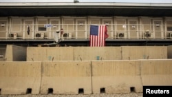 一面美军旗帜悬挂在阿富汗帕旺省巴格拉姆空军基地一个住房的栏杆上(2015年1月2日)