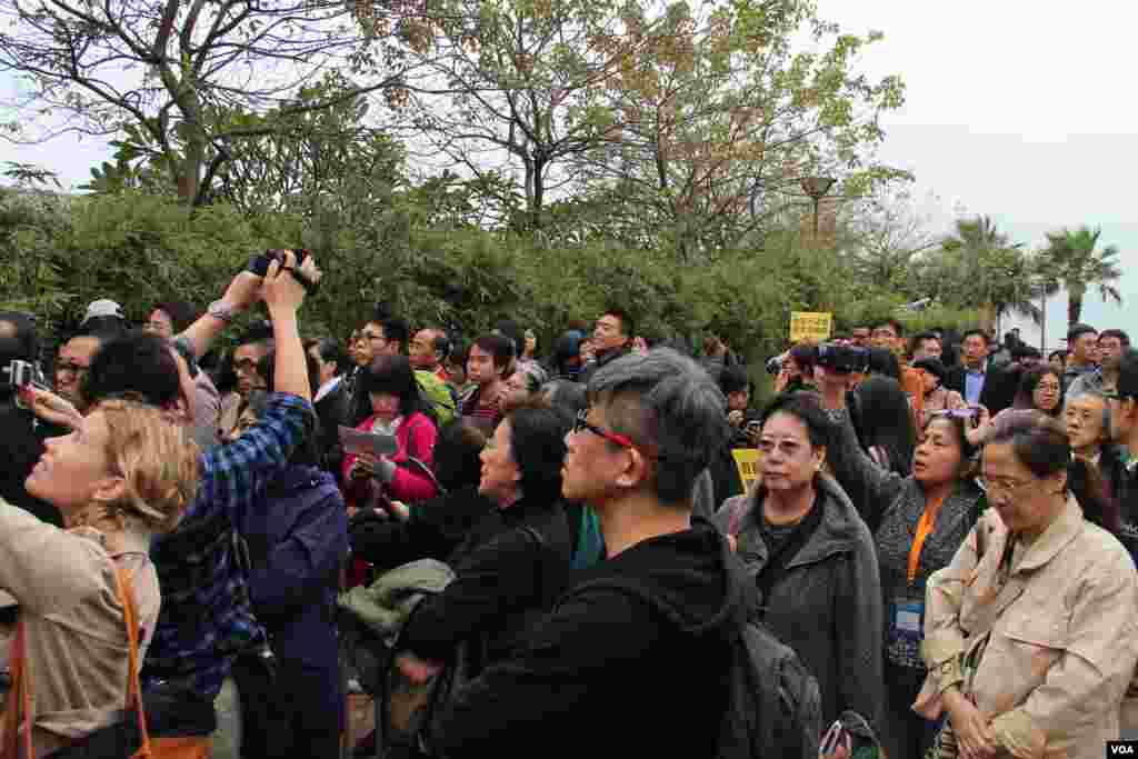 占中三子率众自首(美国之音海彦拍摄)