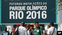 Công nhân đình công tập trung trước cổng vào Công viên Olympic Park đang được xây dựng để đăng cai Olympic 2016 ở Rio de Janeiro, ngày 8/4/2014.