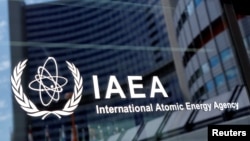 位于维也纳的国际原子能机构(IAEA)总部大楼上的标识 (2021年6月7日)