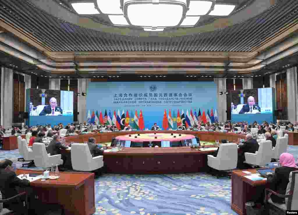 在中国青岛举行的上海合作组织(SCO)国家元首理事会扩大会议的会场(2018年6月10日)。这个圆桌会议名叫元首理事会会议,但是参加的并非都是国家元首,印度总理莫迪就不是国家元首而是政府首脑。