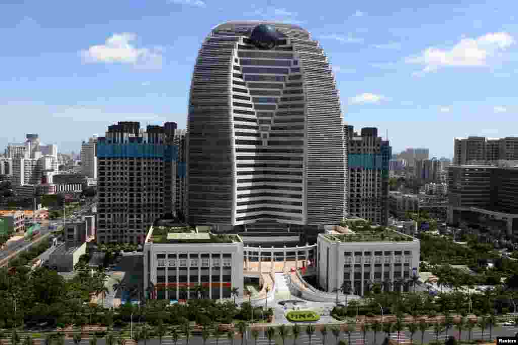 中国海南省海口市的海航集团总部大楼（2018年5月6日）。中共中央和国务院《关于支持海南全面深化改革开放的指导意见》第五点第十二条包括&ldquo;鼓励发展沙滩运动、水上运动、赛马运动等项目&hellip;&hellip;探索发展竞猜型体育彩票和大型国际赛事即开彩票。&rdquo;《华尔街见闻》有文章说：&ldquo;网上立马炸开了锅，讨论得最激烈的应该就是：海南岛要搞博彩了？大家最关心的应该就是，海南岛都要试水搞&lsquo;博彩&rsquo;了，澳门还活不活了？&rdquo;