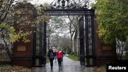 Các sinh viên đi trong khuôn viên trường Đại học Yale ở New Haven, Connecticut.