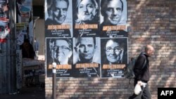 巴黎街头的法国总统候选人的竞选海报(2017年4月19日)