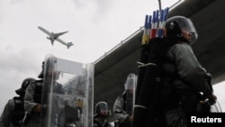 在香港防暴警察和抗议者在国际机场外对峙之际,一架飞机起飞。(2019年9月1日)