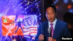 已表态争取国民党征召台湾总统参选人的鸿海集团创办人郭台铭2023年4月18日召开记者会。(路透社)