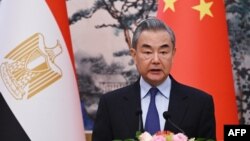 中国外长王毅在北京钓鱼台国宾馆与埃及外交部长巴德尔·阿卜杜拉蒂举行的联合新闻发布会上讲话。(2024年12月13日)